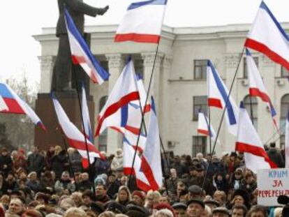 Un grupo de jóvenes y uniformados levantan una bandera soviética, en un acto sobre la II Guerra Mundial, este martes en Sebastopol (Crimea).