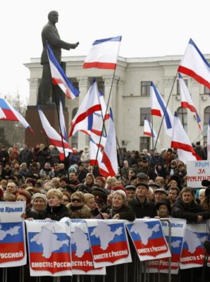 Un grupo de jóvenes y uniformados levantan una bandera soviética, en un acto sobre la II Guerra Mundial, este martes en Sebastopol (Crimea).