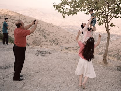 Una familia se fotografía en Solimania, norte de Irak. El Fondo de Población de Naciones Unidas calcula que unas 5.000 mujeres y niñas son asesinadas cada año en el mundo en nombre del denominado honor. En India y Pakistán se han registrado 1.000 asesinatos al año, pero también se producen numerosos casos en Irak. PINCHE en la imagen para ver la fotogalería 