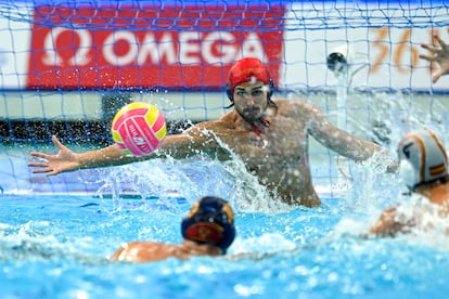 El portero Petar Tesanovic, de Montenegro, en acción durante el partido de cuartos de final del torneo masculino del Mundial de Singapur disputado entre España y Montenegro. EFE/SIMON LIM