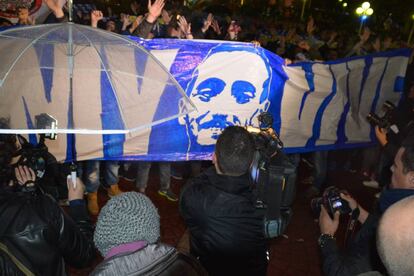 Los Riazor Blues muestran una pancarta en la que se lee