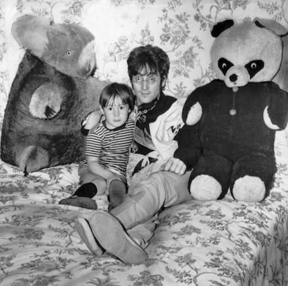 John Lennon y su hijo, Julian, en su casa de Surrey en 1968.