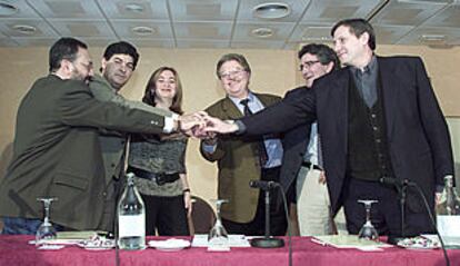 De izquierda a derecha, José L. Almeida, Diego Valderas, María del M. Moreno, Javier Rosaleny, Luis Pizarro y Willy Meyer, antes de firmar el pacto.