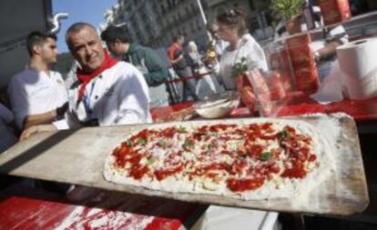 Un cocinero se dispone a hornear una de las pizzas que se podrán degustar a las puertas del Kursaal durante la celebración de San Sebastián Gastronomika.