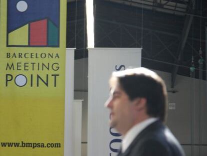 Dos visitantes al Barcelona Meeting Point que se celebra estos d&iacute;as en la ciudad catalana. 