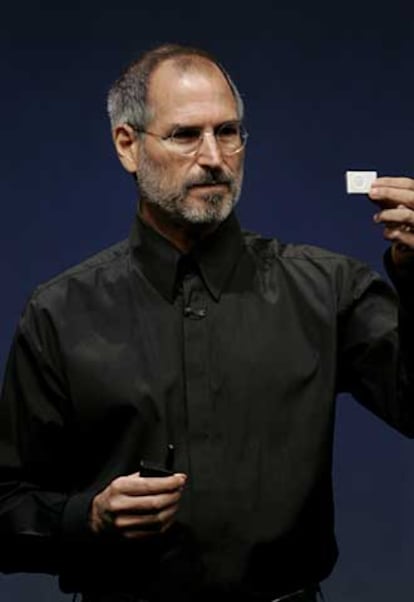 Steve Jobs presenta el nuevo iPod Shuffle, hoy, en San Francisco.