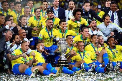 La selección brasileña celebra la victoria en la Copa América 2019.