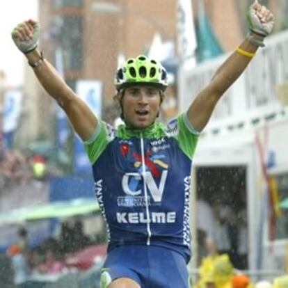 Alejandro Valverde celebra la conquista de la tercera etapa bajo la lluvia.