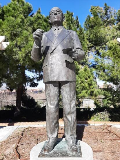 Estatua de Enrique Tierno Galván, alcalde de Madrid, en el parque que lleva su nombre en la capital.