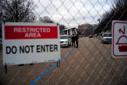 El secretario de Seguridad Nacional de Estados Unidos, Jeh Johnson, aseguró la semana pasada que no tenía constancia de ninguna amenaza "específica" y "creíble" relativa a la toma de posesión con Trump, pero reconoció su preocupación por el riesgo derivado de 'lobos solitarios', personas que actúan por su cuenta y se han "autorradicalizado". En la imagen, los miembros del Servicio Secreto custodian un área cercada cerca de la Casa Blanca, en Washington.