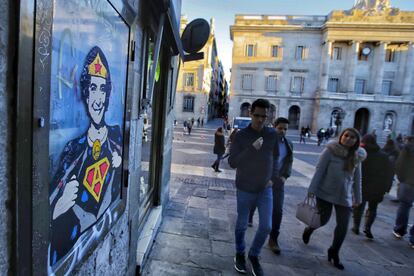 Grafitti realizado por TVboy cerca del Ayuntamiento de Barcelona, pintura que retrata a la alcaldesa, Ada Colau, como una supermujer, el 16 de enero de 2017.