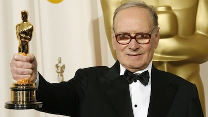 Ennio Morricone posando com o Oscar de melhor trilha sonora por ‘Os Oito Odiados’.