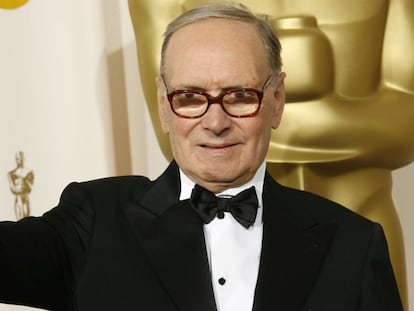 Ennio Morricone posando com o Oscar de melhor trilha sonora por ‘Os Oito Odiados’.