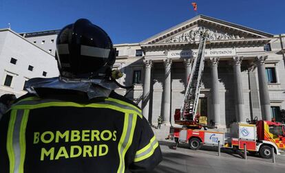 Los bomberos de Madrid durante unos trabajos en la fachada el Congreso de los Diputados.
