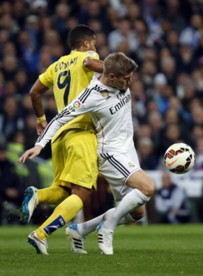 Kroos protege el bal&oacute;n ante Giovani dos Santos 