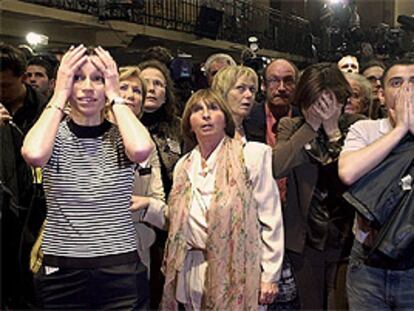Imagen de desolación en el cuartel general de los socialistas en París, al conocer los primeros sondeos.