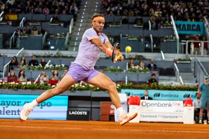 Nadal devuelve la pelota durante el partido.