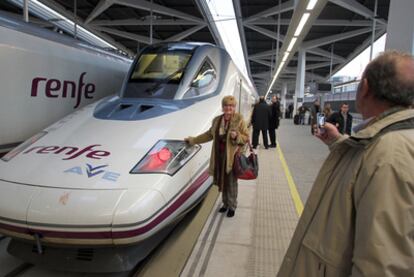 Una viajera se fotografía junto al AVE, ayer en la estación de Joaquín Sorolla, en Valencia.