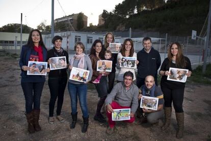 Padres y alumnos de la escuela Cau de la Guineu de Corbera de Llobregat (Barcelona) protestan por los m&oacute;dulos con un calendario.