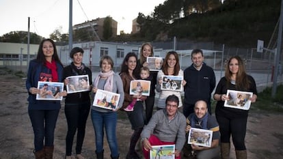 Padres y alumnos de la escuela Cau de la Guineu de Corbera de Llobregat (Barcelona) protestan por los m&oacute;dulos con un calendario.