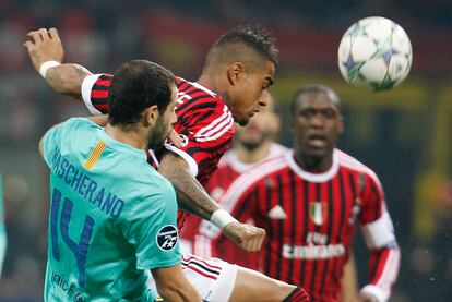 Boateng y Mascherano luchan por el balón en un partido de ida y vuelta.