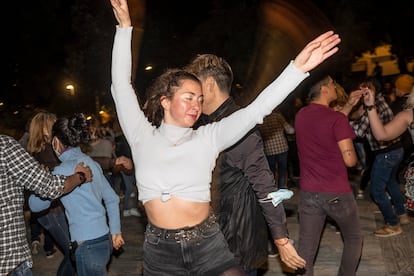 Una mujer se mueve al ritmo de la música en una de las citas en el parque.