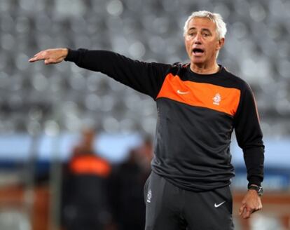 El seleccionador holandés, Bert Van Marwijk, dirige un entrenamiento.