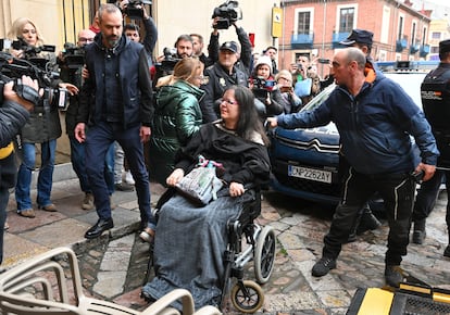 Raquel Díaz a su llegada al juicio por malos tratos este lunes en la Audiencia Provincial de León.