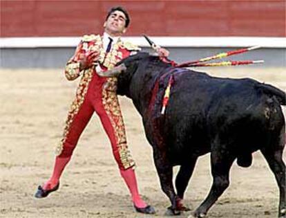 Javier Valverde resulta herido durante la lidia de su primer novillo.