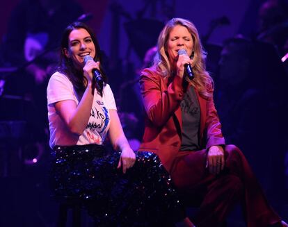 Kelli O'Hara y Anne Hathaway ofrecieron una afinada combinación de 'Get Happy' y 'Happy Days Are Here Again'.