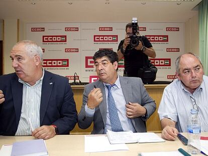 De izquierda a derecha, Francisco Carbonero, Diego Valderas y Manuel Pastrana, en la sede de Comisiones Obreras de Andaluc&iacute;a.