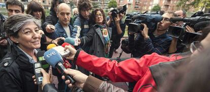 La candidata a 'lehendakari' por EH Bildu, Laura Mintegi, atiende a los periodistas tras votar en un instituto de Getxo (Vizcaya). En Euskadi la participación a mediodía también era menor que en las elecciones anteriores. En esta ocasión habían votado el 14,8% de los electores, frente al 17,1% de 2009. El viceconsejero de Interior ha señalado que puede haber "múltiples razones" que expliquen esa menor concurrencia a las urnas, entre las que puede encontrarse la meteorología.