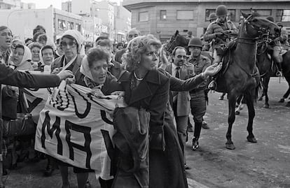 Las Madres de la Plaza de Mayo, durante una protesta en octubre de 1982.