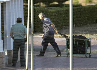 El narcotraficante Laureano Oubiña (d) abandonando la prisión de Navalcarnero (Madrid)