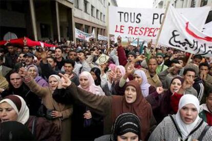 Manifestantes marroquíes protestan por las calles de Rabat contra la publicación de las viñetas satíricas sobre el profeta Mahoma.