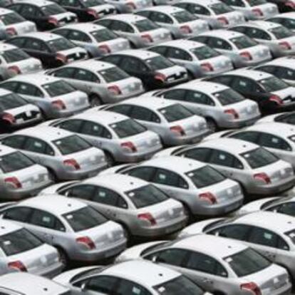 Cientos de coches aparcados para ser vendidos en una industria del automóvil de Brasil.