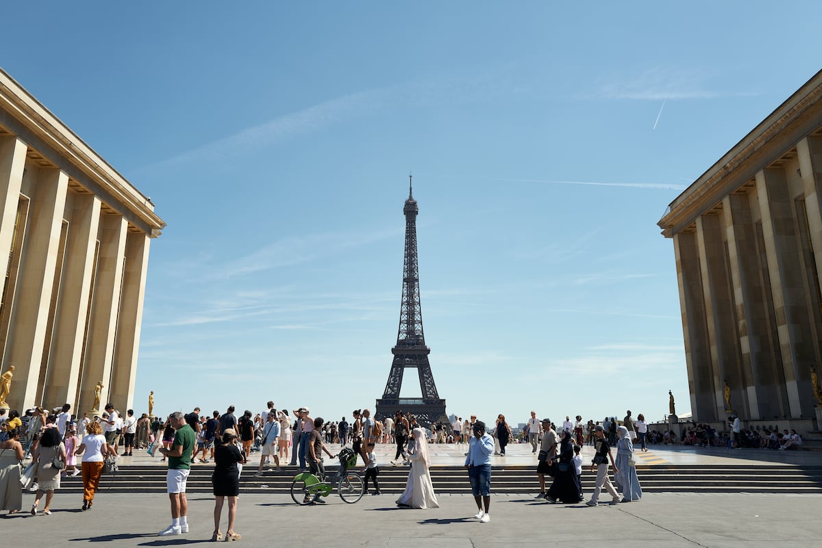 La Torre Eiffel reabre tras una huelga por excluir a las empleadas durante una visita privada de un grupo hindú