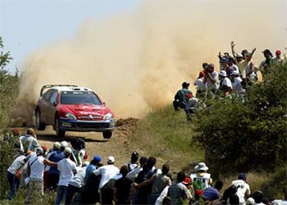 El coche de Sainz salta sobre la carretera en el rally griego.