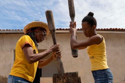 In the Tapuio quilombo, where some 25 families live, women play a key role in community organization. They participate in the assemblies, where they make important decisions about projects. In the picture, sisters Osvaldina Rosalina dos Santos and Marilene Rosalina dos Santos are seen grinding corn following an ancestral practice.