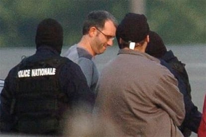 Policías franceses conducen a Mikel Antza hasta un avión en el aeropuerto de Biarritz para su traslado a París.