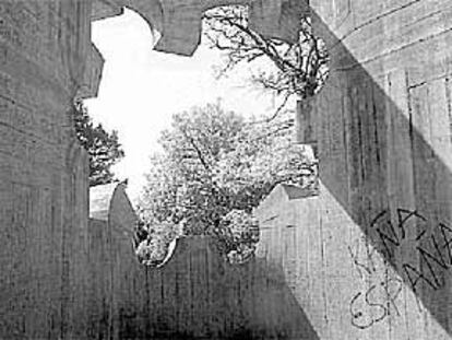 Los violentos han destruido dos esculturas de Eduardo Chillida.