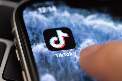 Icono de TikTok instalado en un teléfono