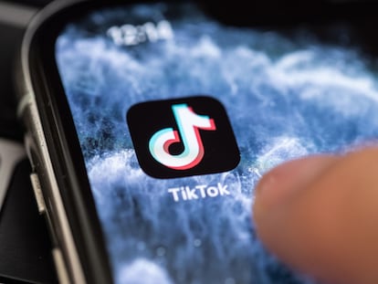 Icono de TikTok instalado en un teléfono