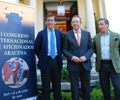 De izquierda a derecha, Dávila Miura, Manuel Guerra y Luis Garzón.