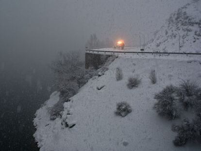 Embalse del Porma, en la provincia de León. Escena tomada en la carretera de Puebla de Lillo a Boñar.