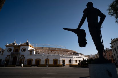 La Puerta del Príncipe de La Maestranza vista desde el monumento a Pepe Luis Vázquez.