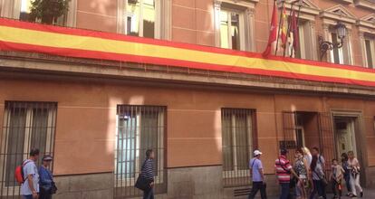 Bandera nacional en la fachada del Grupo Municipal del PP de Madrid.