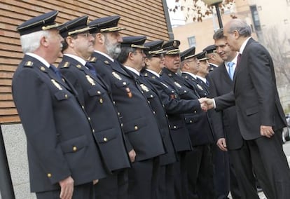 Cosid&oacute; y el ministro saludan a la c&uacute;pula policial nombrada en enero. Con bigote, junto al hombro de Cosid&oacute;, se ve a Rodr&iacute;guez Ulla.