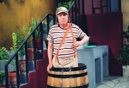 Roberto Gómez Bolaños fue uno de los artistas más populares en Latinoamérica gracias a sus míticos personajes infantiles. El Chavo del 8, el Chapulín Colorado, el Chómpiras y el doctor Chapatín son sólo algunos de los protagonistas de sus programas, interpretados por él y que a pesar de que nacieron en los setenta, aún hoy se emiten en la mayoría de los países latinoamericanos. Tenía 85 años cuando murió el 29 de noviembre de 2014.