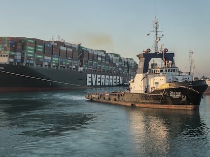 El 'Ever Given' es remolcado tras ser reflotado en el canal de Suez, el 29 de marzo.